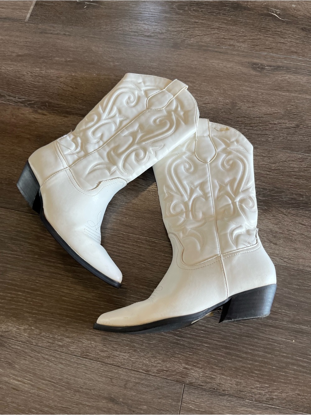 ASOS White Western Cowboy Boots size7 Embroidered Shaft black heel
